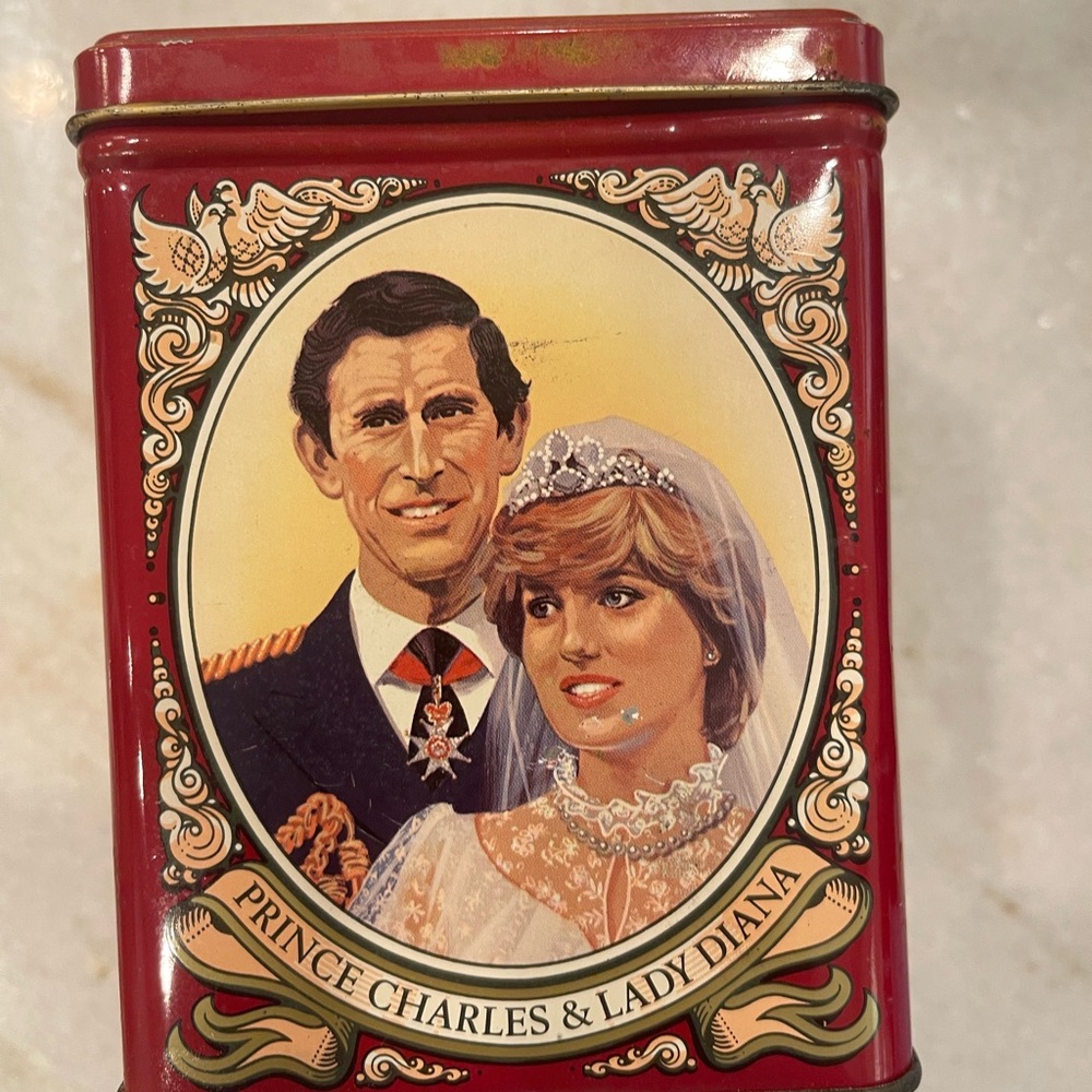 Vintage 1981 Tin of Prince Charles and Princess Diana from 1981 - Picture 3 of 8